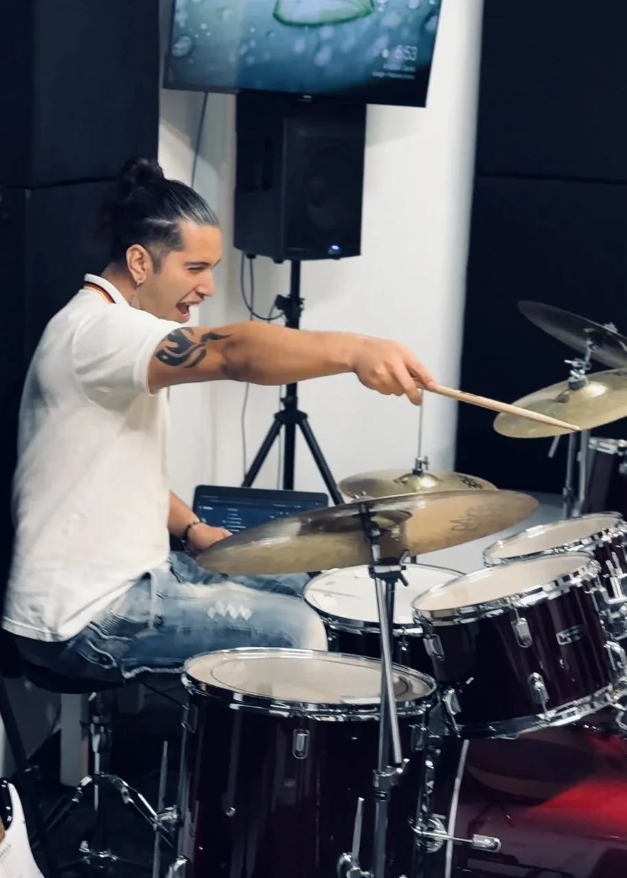 Profesor de Jambala explicando un ritmo en la batería