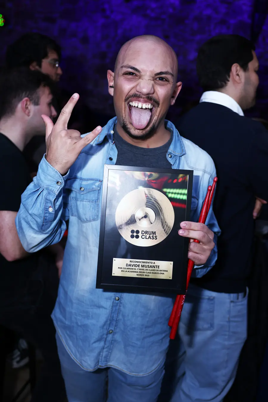 Alumno celebrando con su diploma de Jambala