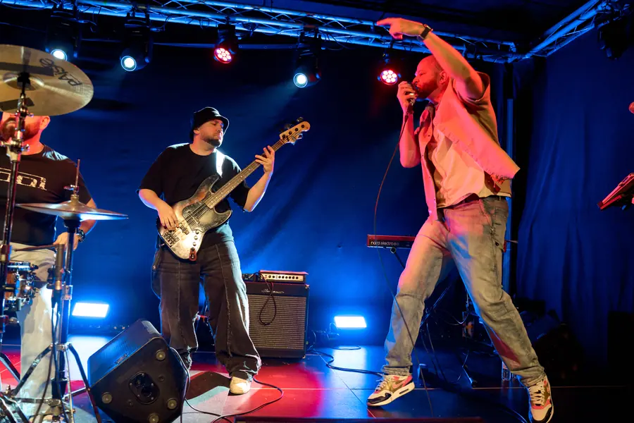 Alumnos de guitarra de Jambala tocando en directo