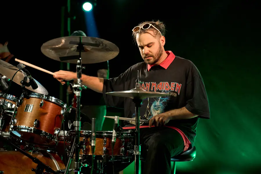 Alumno de Nivel 2 tocando la batería en un concierto de Jambala