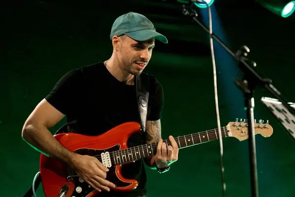 Guitarrista de Jambala tocando la guitarra eléctrica